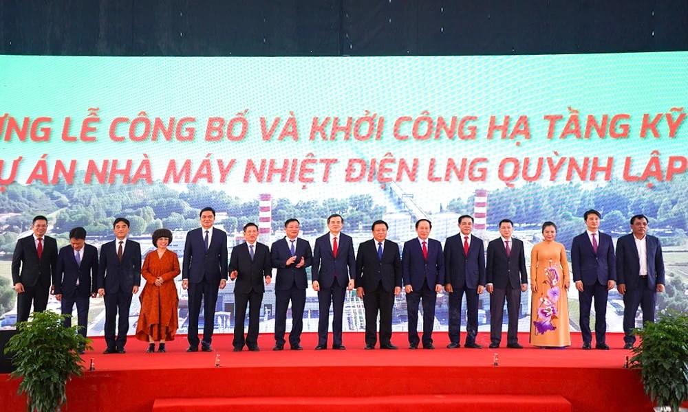Participants in the Quynh Lap LNG project infrastructure groundbreaking ceremony pose for a commemorative photo on May 18 in the Tan Mai area of Nghe An Province, Vietnam; Source: SK Innovation