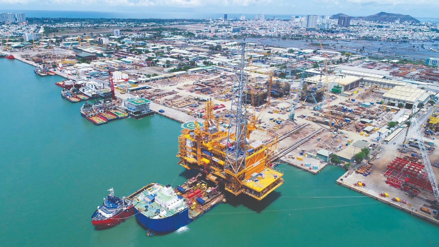 Một góc Trung tâm công nghiệp năng lượng và hậu cần kỹ thuật của PTSC, đơn vị thành viên của Petrovietnam, tại Vũng Tàu (TP Hồ Chí Minh)