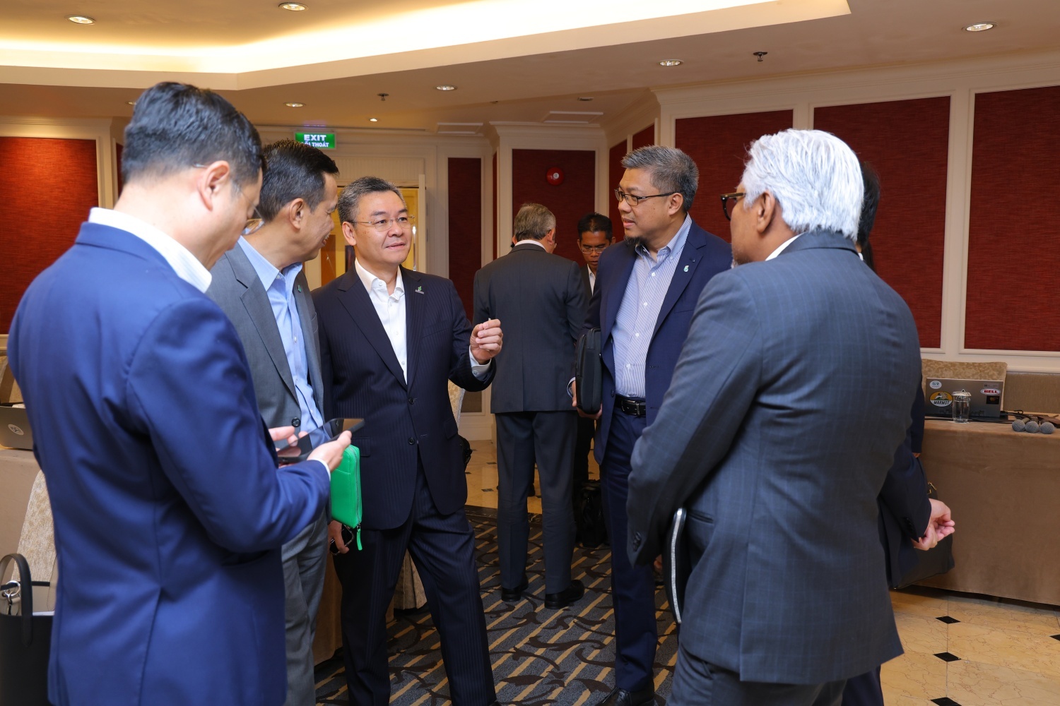 Lãnh đạo Petrovietnam và Lãnh đạo Petronas trao đổi bên lề một buổi làm việc thúc đẩy hợp tác.