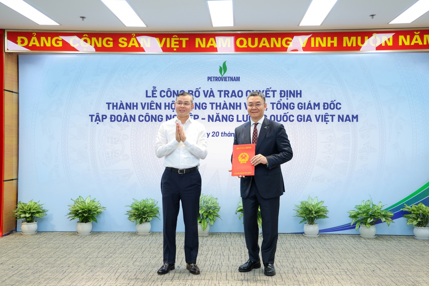 Bộ trưởng Bộ Tài chính Ngô Văn Tuấn trao quyết định bổ nhiệm Thành viên HĐTV Petrovietnam Lê Mạnh Cường.