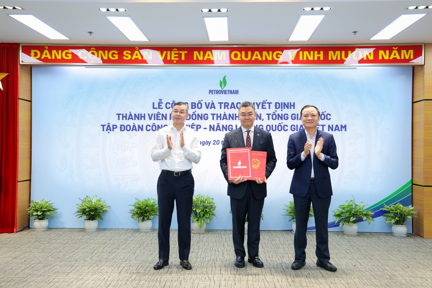 Bộ trưởng Bộ Tài chính Ngô Văn Tuấn và Chủ tịch HĐTV Petrovietnam Lê Ngọc Sơn trao quyết định bổ nhiệm Thành viên HĐTV, Tổng Giám đốc Petrovietnam Lê Mạnh Cường.