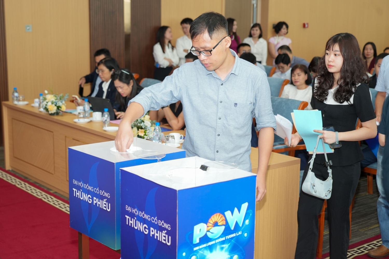 Các đại biểu bỏ phiếu biểu quyết tại Đại hội.