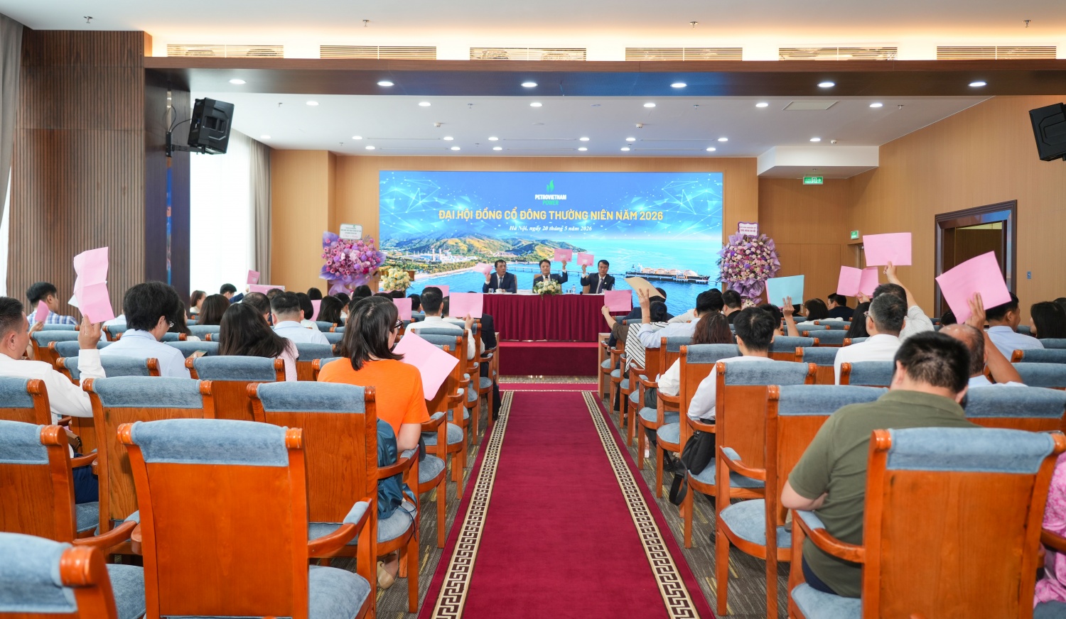 Các đại biểu biểu quyết tại Đại hội.