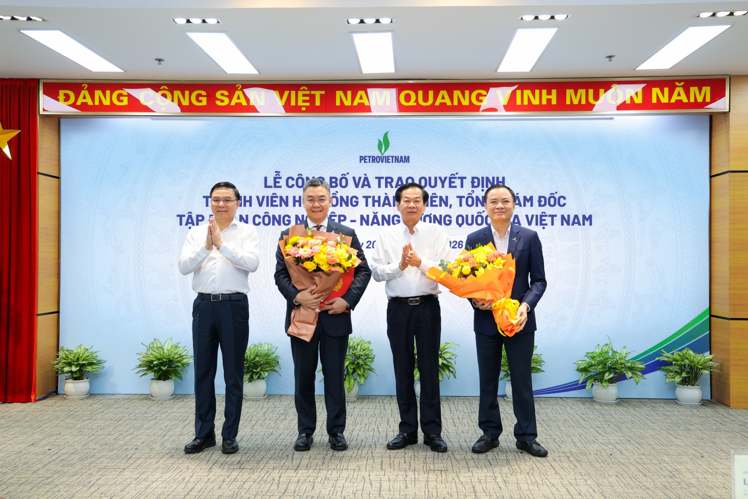 Bộ trưởng Bộ Nội vụ Đỗ Thanh Bình và Bộ trưởng Bộ Công Thương Lê Mạnh Hùng chúc mừng Petrovietnam đã kiện toàn lãnh đạo cấp cao.