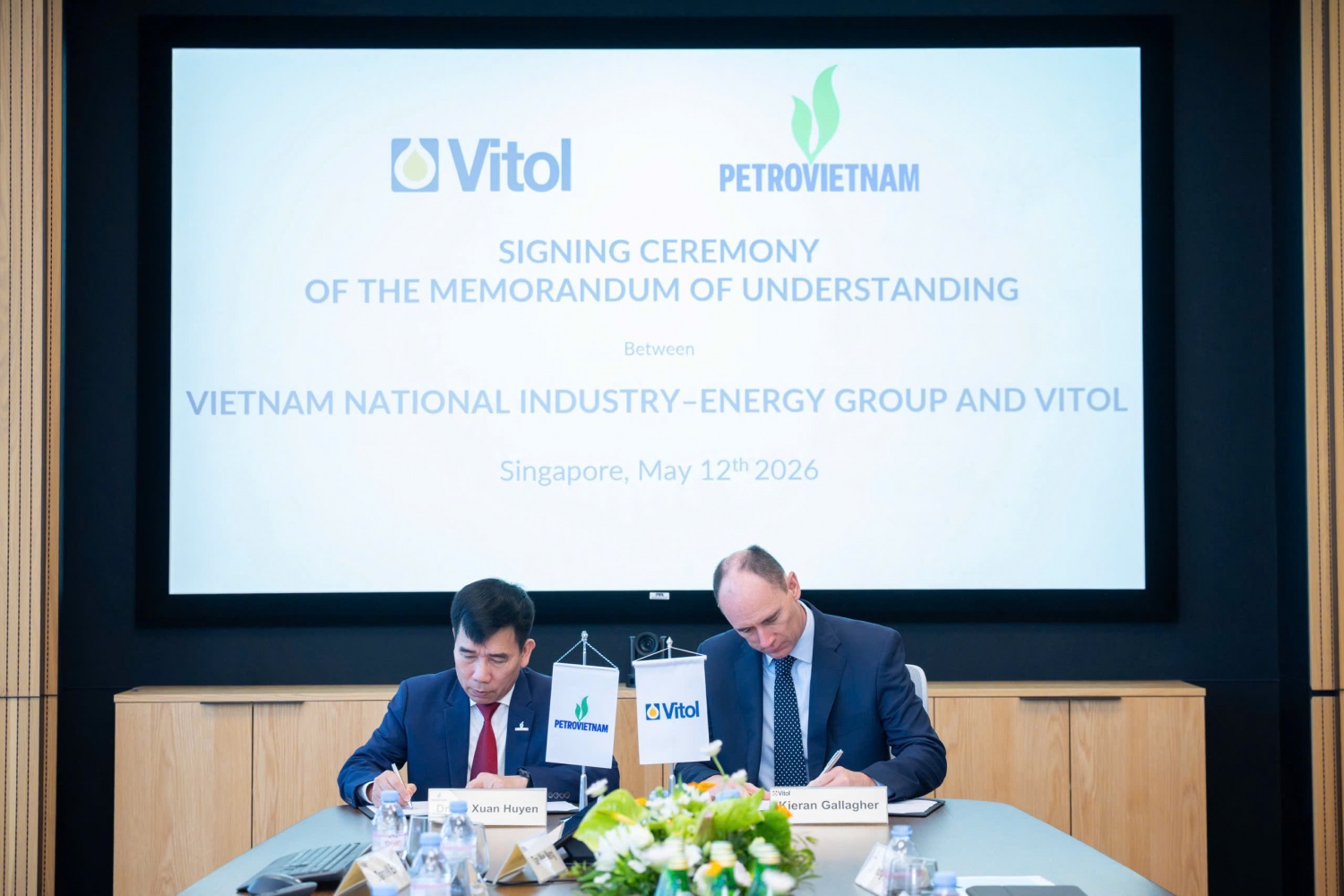 Phó Tổng Giám đốc Petrovietnam Lê Xuân Huyên ký kết biên bản ghi nhớ hợp tác với đại diện Vitol