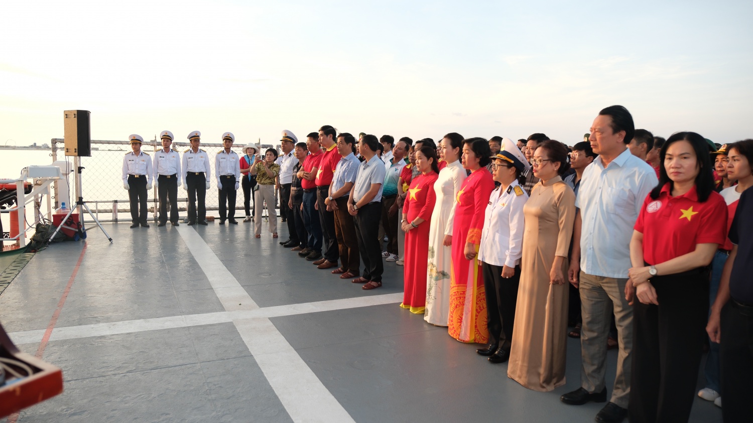 Lễ tưởng niệm các anh hùng liệt sĩ hy sinh vì chủ quyền biển đảo được tổ chức trên tàu KN-490.