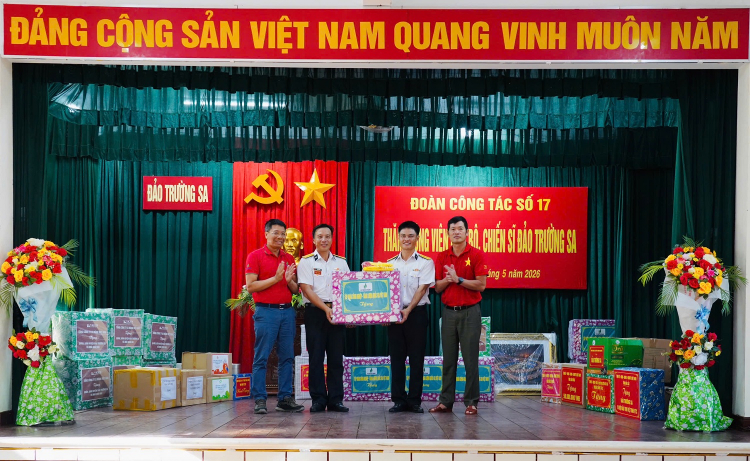 Đồng chí Nguyễn Văn Mậu - Ủy viên BTV, Thành viên HĐTV Petrovietnam và đồng chí Nguyễn Văn Hoài - Chủ tịch HĐQT PTSC Phú Mỹ tặng quà đến lực lượng chiến sĩ hải quân tại đảo Trường Sa.