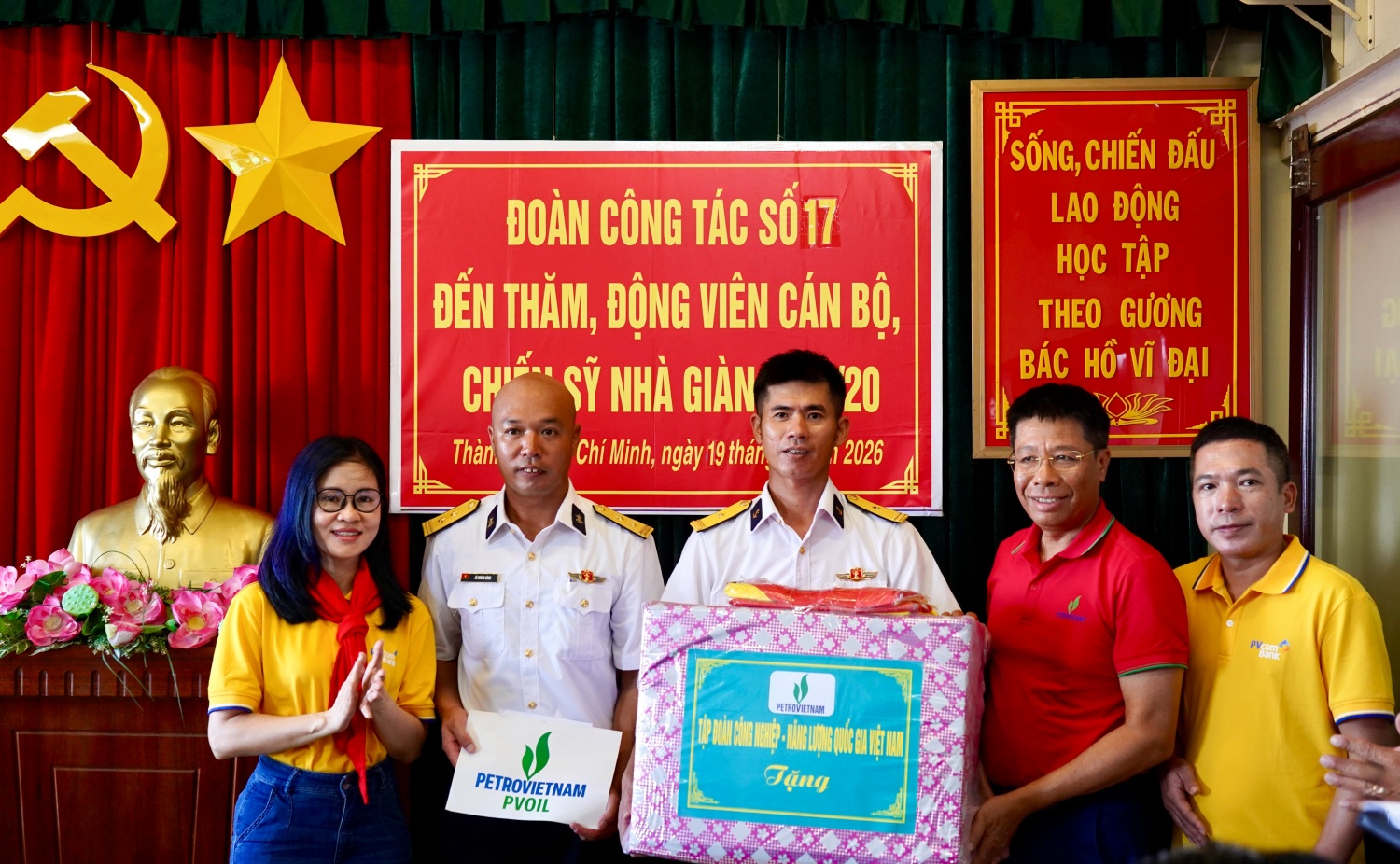 Đoàn công tác Petrovietnam tặng quà đến lực lượng chiến sĩ công tác tại Nhà Giàn DK-I/20.