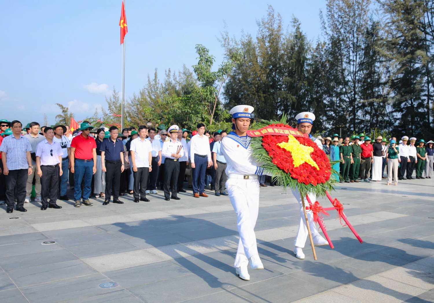 Đoàn Công tác số 17 thực hiện nghi thức dâng hương và dâng hoa tại Khu tưởng niệm chiến sĩ Gạc Ma.
