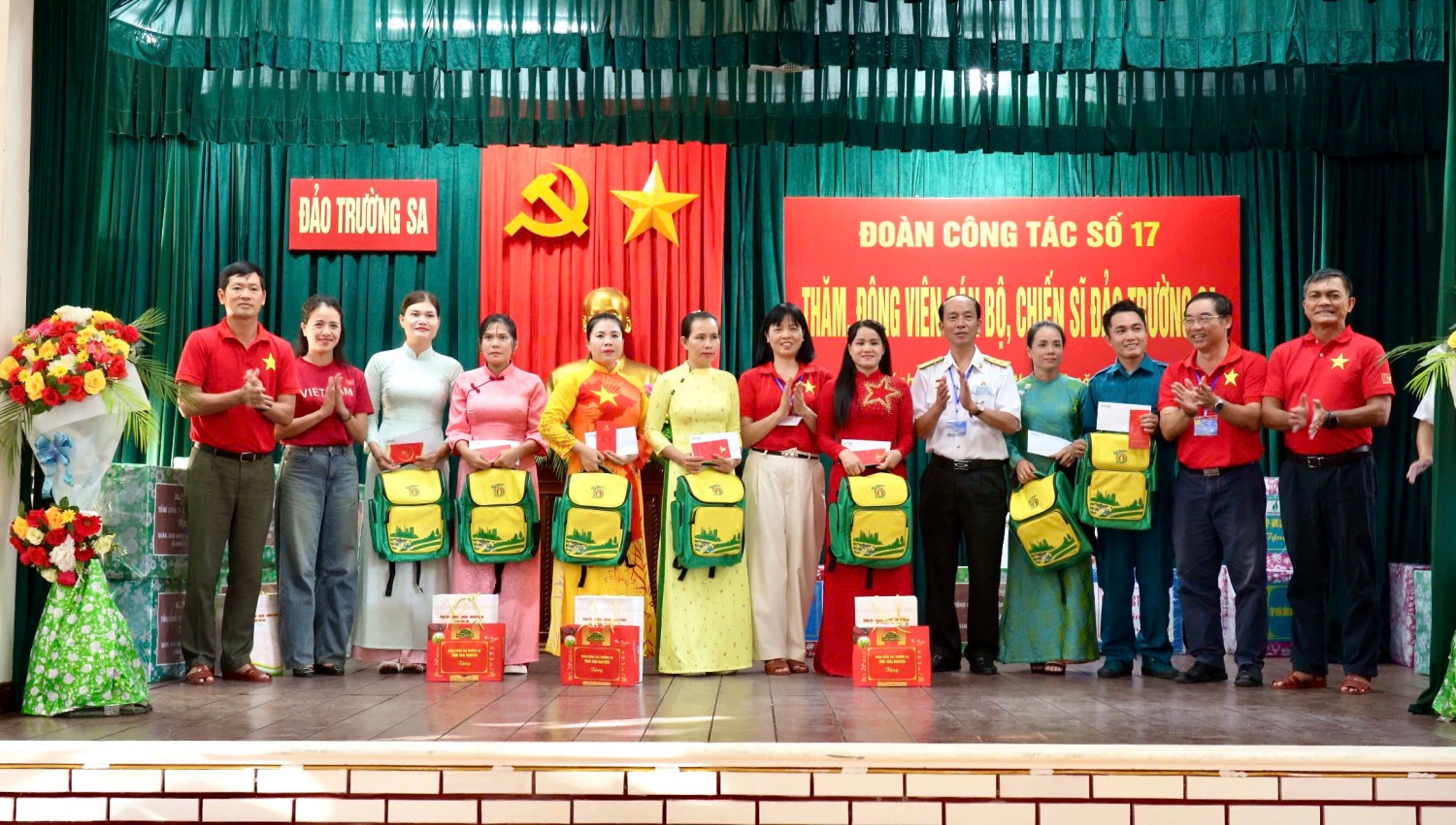 Lãnh đạo và đại diện các đơn vị thành viên, trực thuộc Petrovietnam tặng quà các hộ dân đang sinh sống trên đảo Trường Sa.