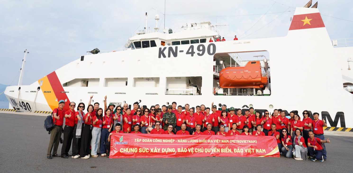 Đoàn Công tác Petrovietnam và tàu KN-490 ngày ra khơi tại Cảng Quốc tế Cam Ranh.