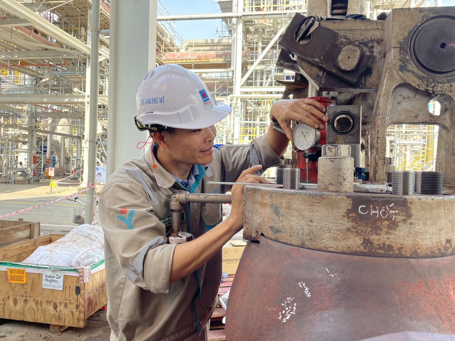 Với anh Định, sáng kiến trong công việc bắt đầu từ những vướng mắc thực tế của thiết bị và tinh thần trách nhiệm với dây chuyền sản xuất.