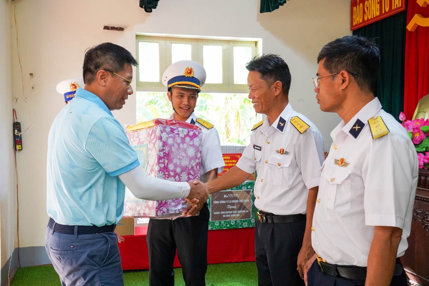 Đồng chí Nguyễn Văn Mậu tặng quà cho lực lượng chiến sĩ công tác tại đảo Song Tử Tây