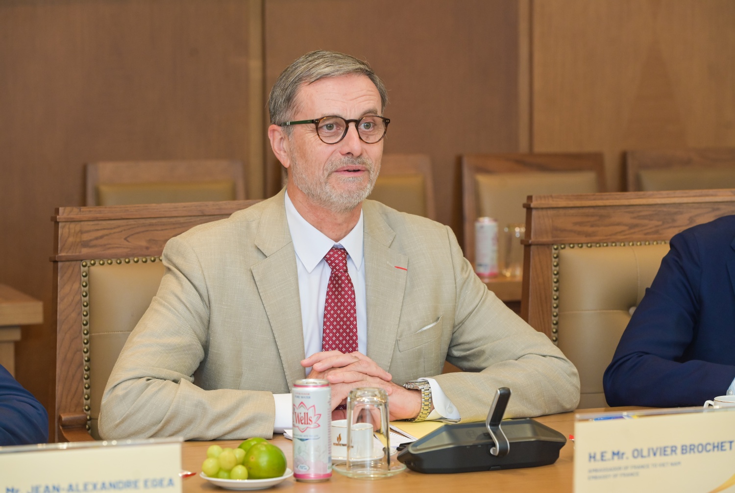 Đại sứ Pháp tại Việt Nam Olivier Brochet phát biểu tại buổi làm việc