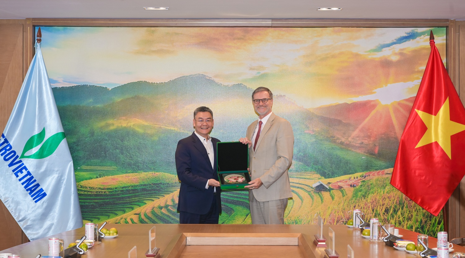 Tổng Giám đốc Petrovietnam Lê Mạnh Cường tặng quà lưu niệm cho Ngài Đại sứ Olivier Brochet