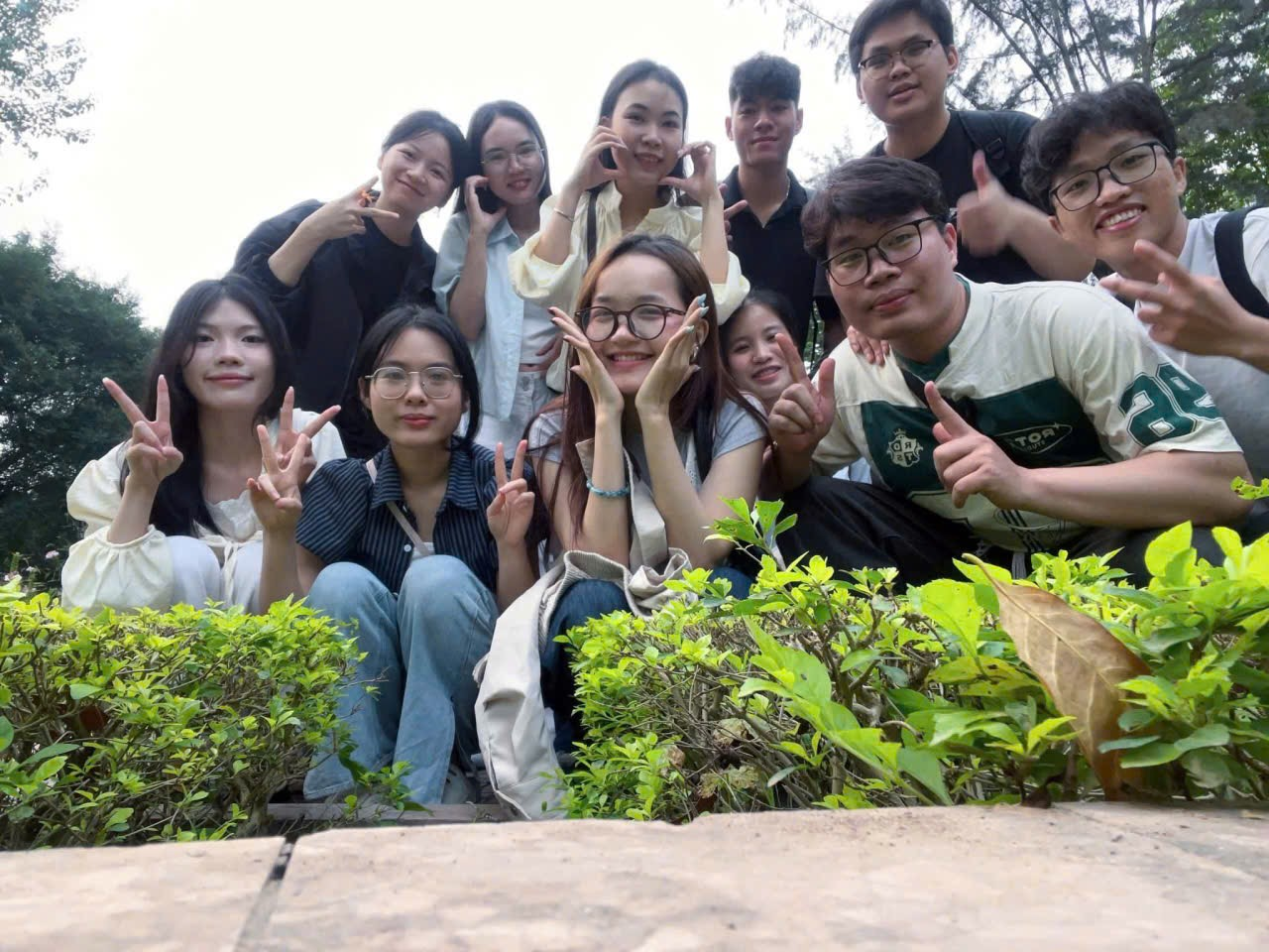 Chị Đinh Thị Hạnh cùng các bạn sinh viên nhận học bổng Quỹ Thắp Sáng Niềm Tin.