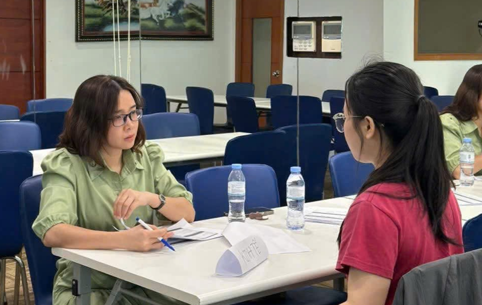 Chị Đinh Thị Hạnh trao đổi cùng các bạn sinh viên.