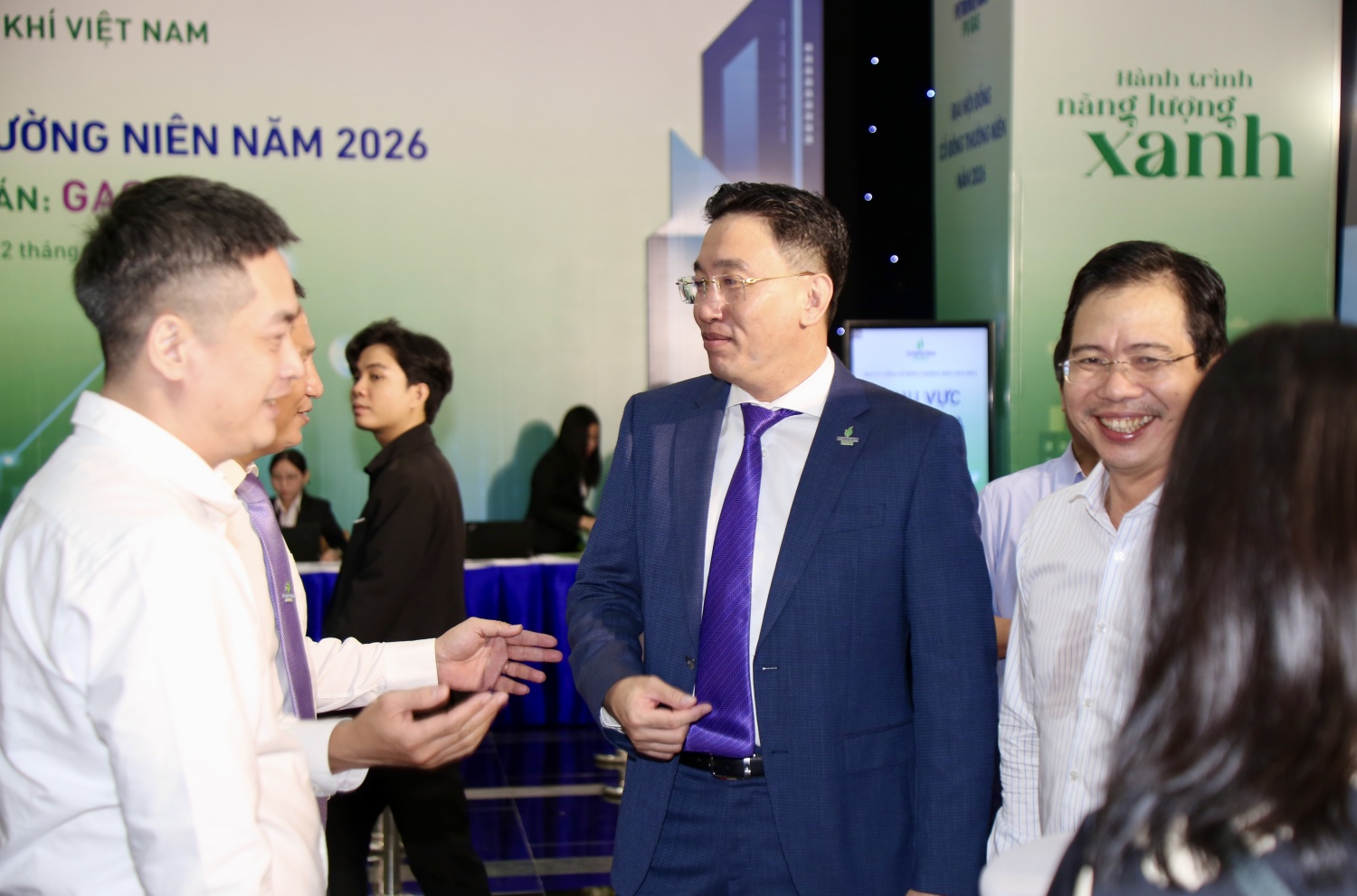 Chủ tịch HĐQT PV GAS Nguyễn Thanh Bình trao đổi với các đại biểu, cổ đông bền lề Đại hội