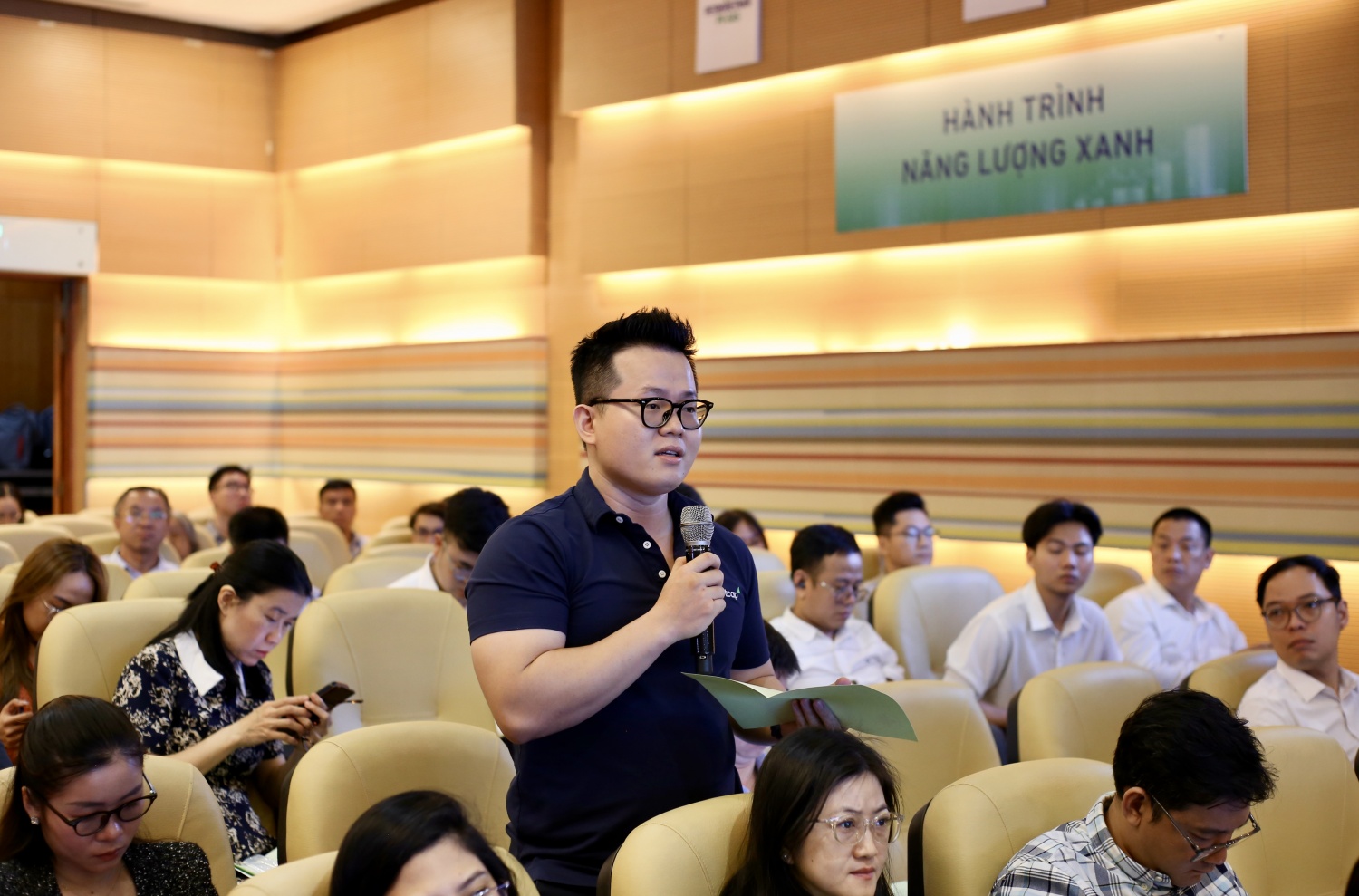 Cổ đông thảo luận tại Đại hội