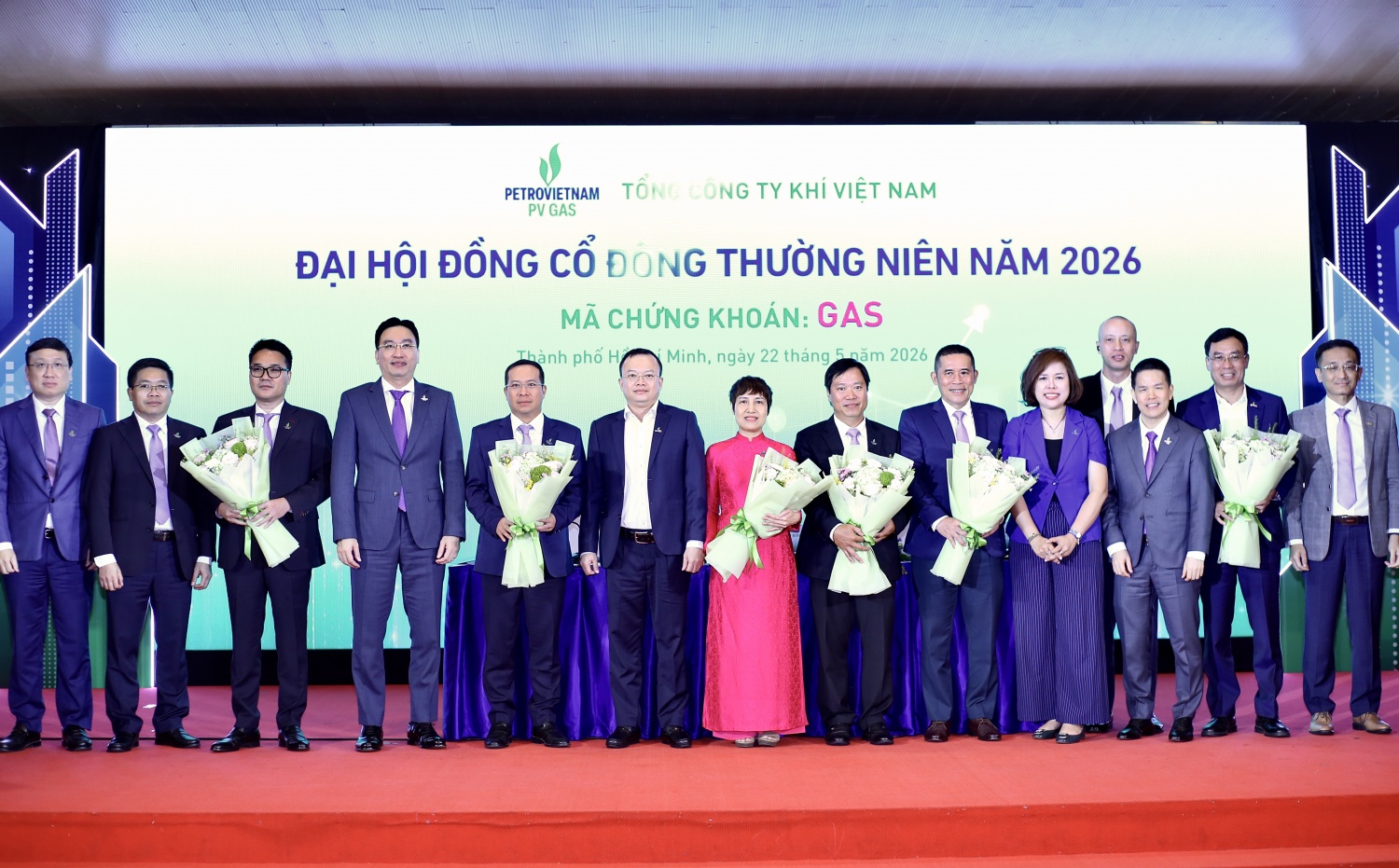 Đại diện cổ đông lớn Petrovietnam và lãnh đạo PV GAS tri ân các nhân sự miễn nhiệm và chúc mừng các nhân sự mới được bầu vào HĐQT và Ban Kiểm soát PV GAS nhiệm kỳ mới