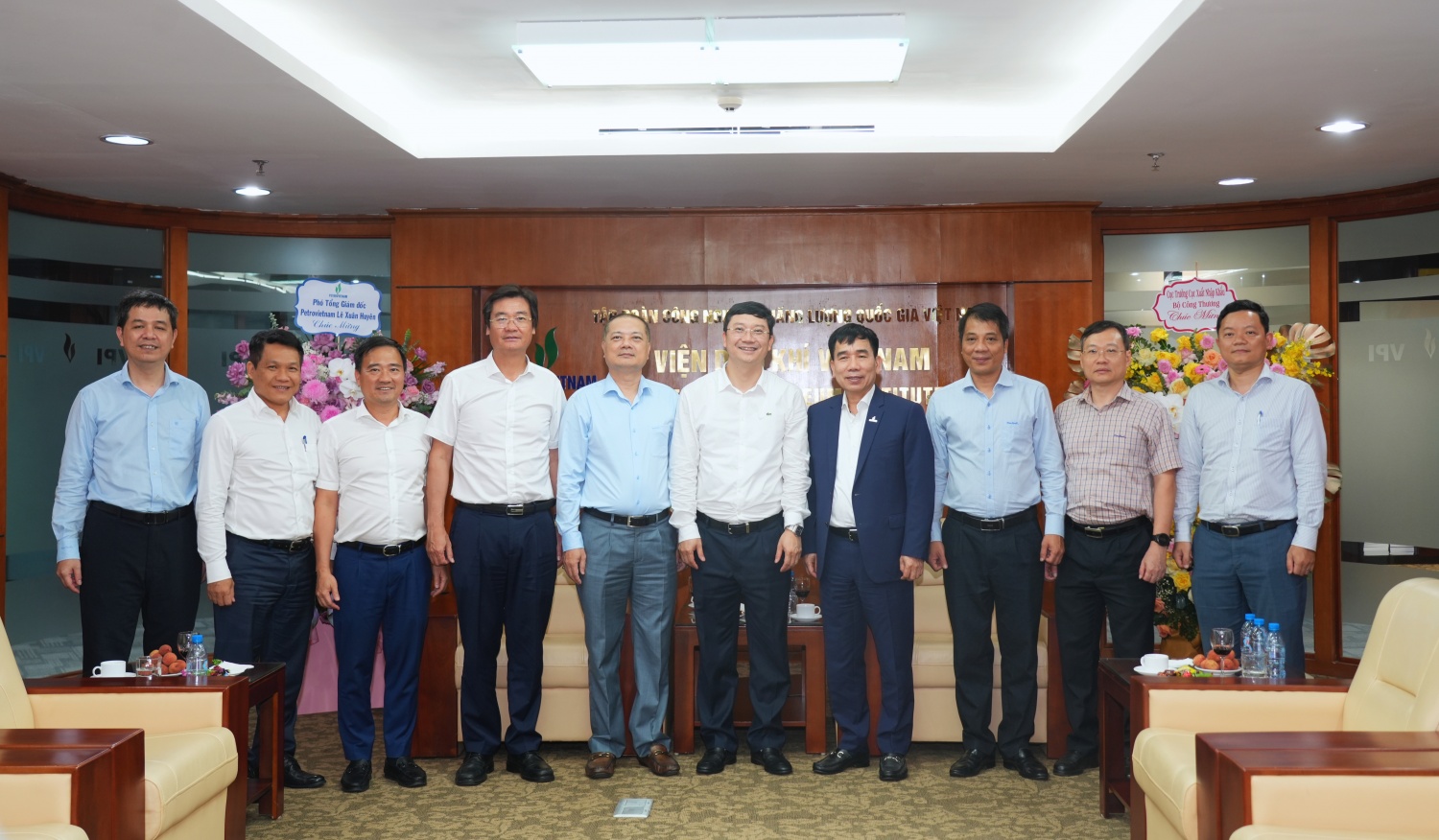 Các đại biểu tham dự chương trình.