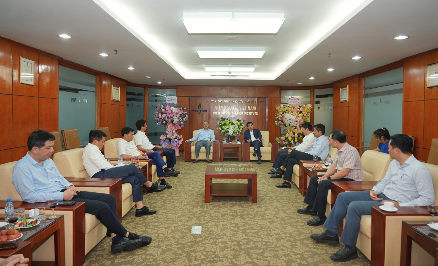 Lãnh đạo Tập đoàn và Công đoàn Petrovietnam đến thăm và chúc mừng tập thể VPI nhân kỷ niệm 48 năm Ngày thành lập VPI.