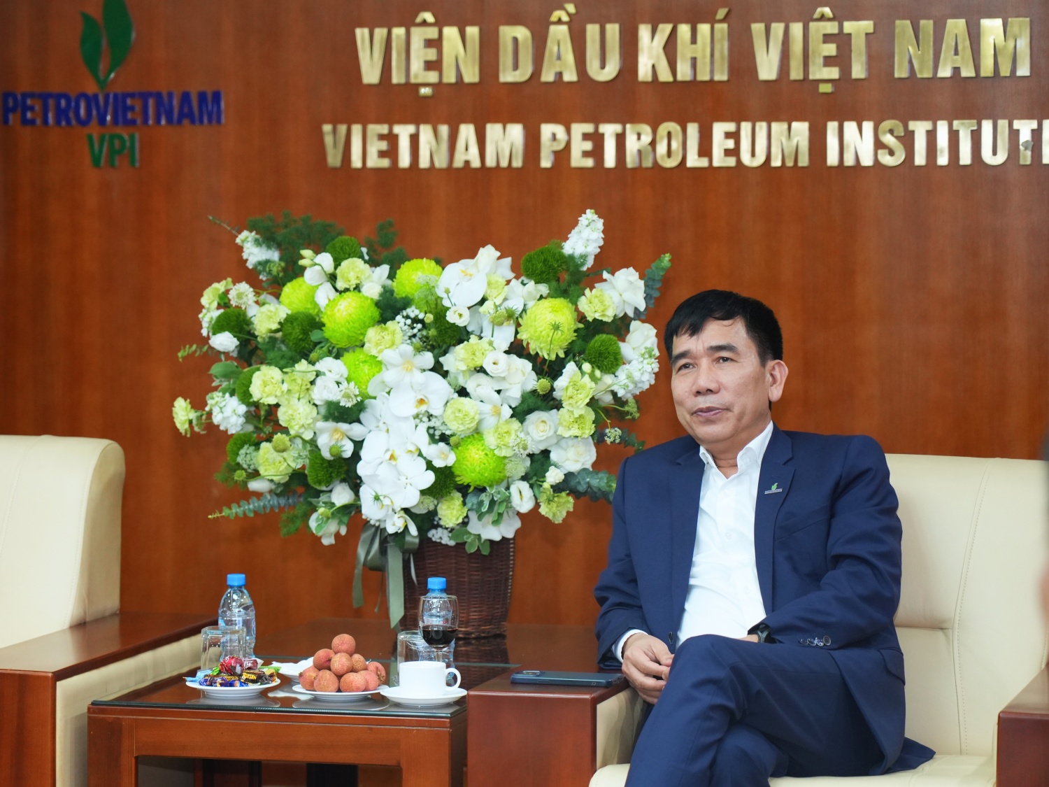 Phó Tổng Giám đốc Petrovietnam Lê Xuân Huyên chúc mừng tập thể cán bộ, người lao động VPI nhân dịp kỷ niệm 48 năm thành lập.