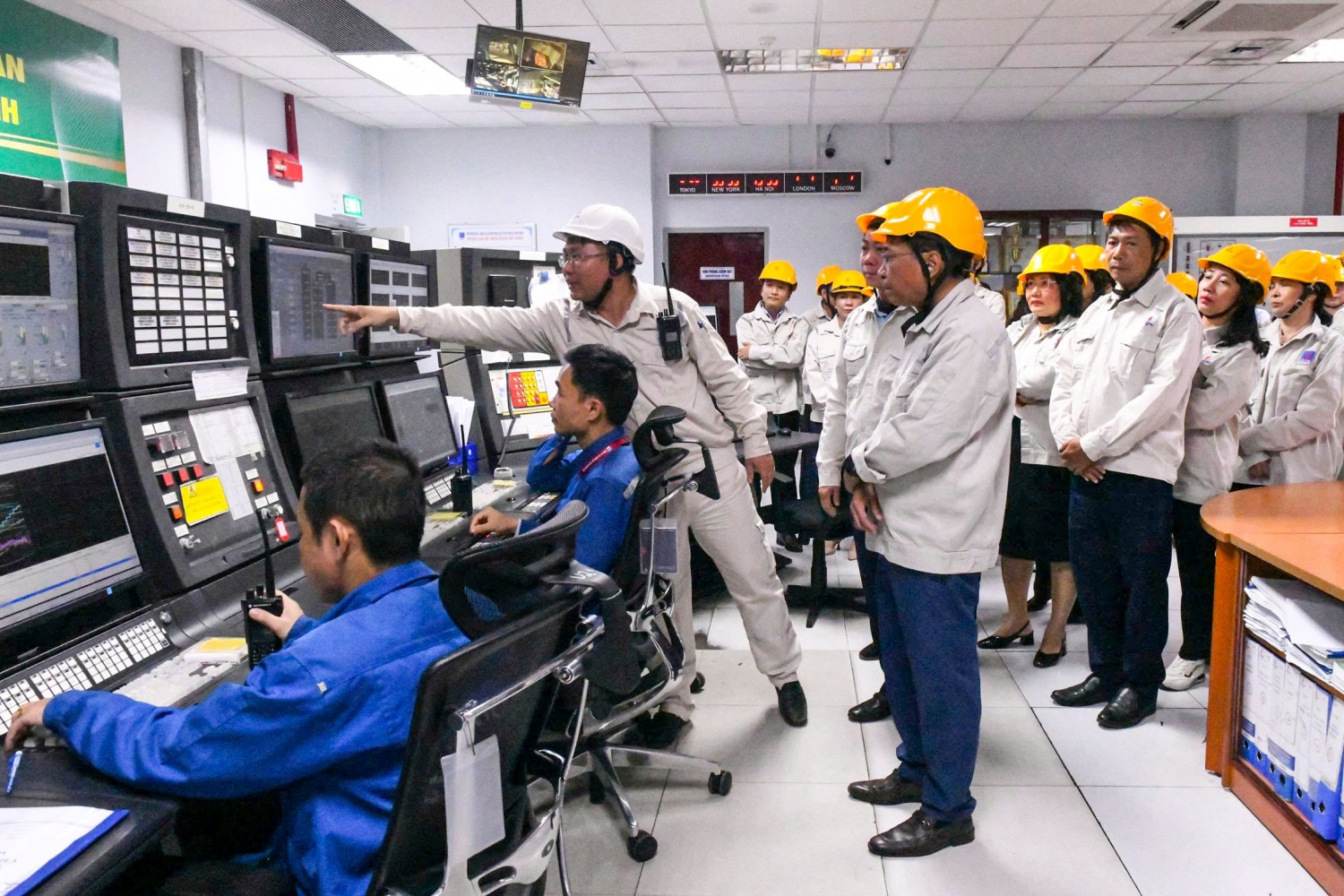 Đoàn công tác Đảng ủy phường Nghĩa Lộ tham quan thực tế tại Phòng Điều khiển trung tâm (CCC) của NMLD Dung Quất.