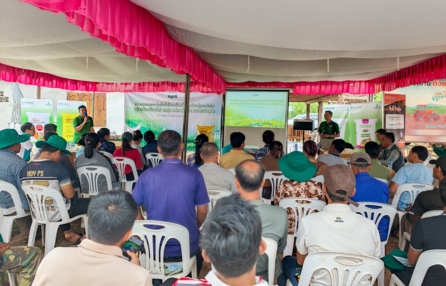 Hội thảo kỹ thuật tại vùng nguyên liệu mía Attapeu, thu hút đông đảo nông dân, đại diện chính quyền địa phương cùng các chuyên gia nông nghiệp tham dự.