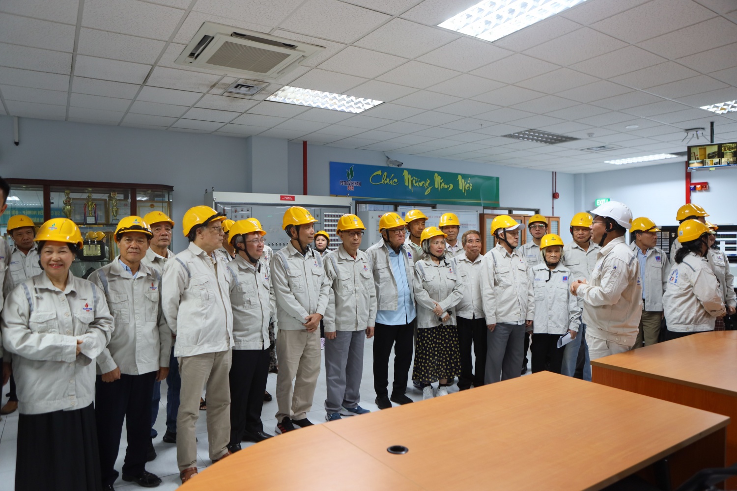 Các nguyên lãnh đạo BSR cùng cán bộ hưu trí tham quan, theo dõi hoạt động vận hành tại NMLD Dung Quất.