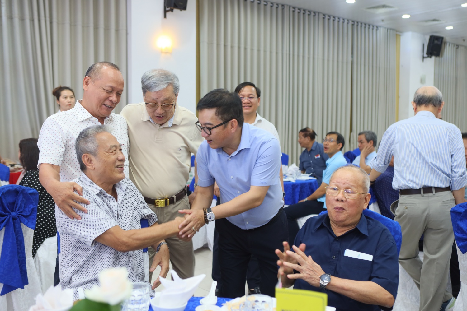 Tổng Giám đốc BSR Nguyễn Việt Thắng gửi lời tri ân sâu sắc đến các thế hệ lãnh đạo đi trước, những người đã đặt từng viên gạch đầu tiên và kiên cường vượt qua vô vàn khó khăn về công nghệ và nhân lực để xây dựng thành công NMLD đầu tiên của Việt Nam.