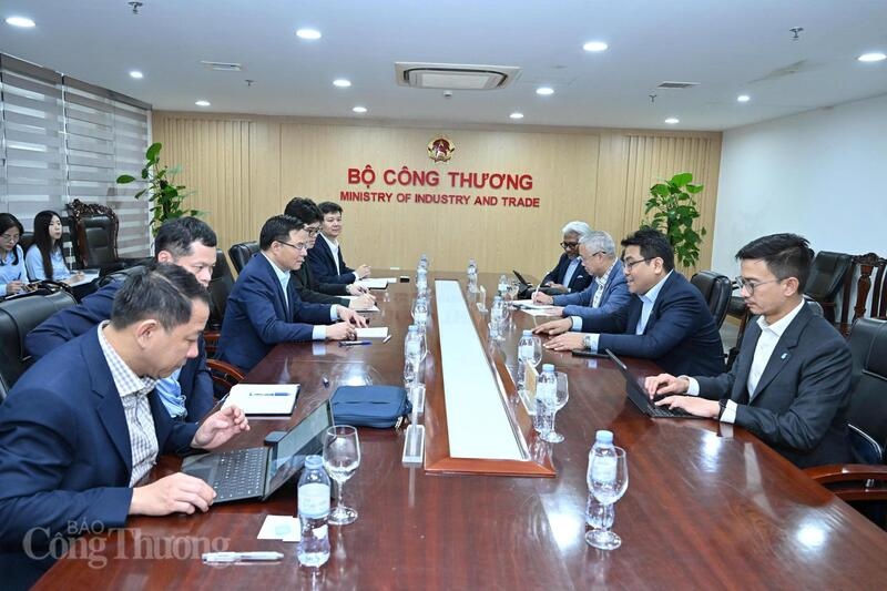 Bộ trưởng Lê Mạnh Hùng làm việc với Chủ tịch kiêm Tổng Giám đốc PETRONAS. (Ảnh: Cấn Dũng)