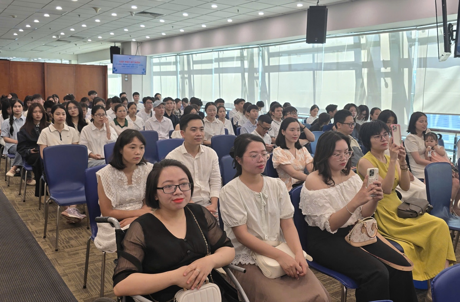 Các thế hệ sinh viên và cựu sinh viên Quỹ học bổng Thắp Sáng Niềm Tin từ nhiều tỉnh, thành trên cả nước hội ngộ tại Hà Nội trong chương trình kỷ niệm 19 năm thành lập Quỹ.