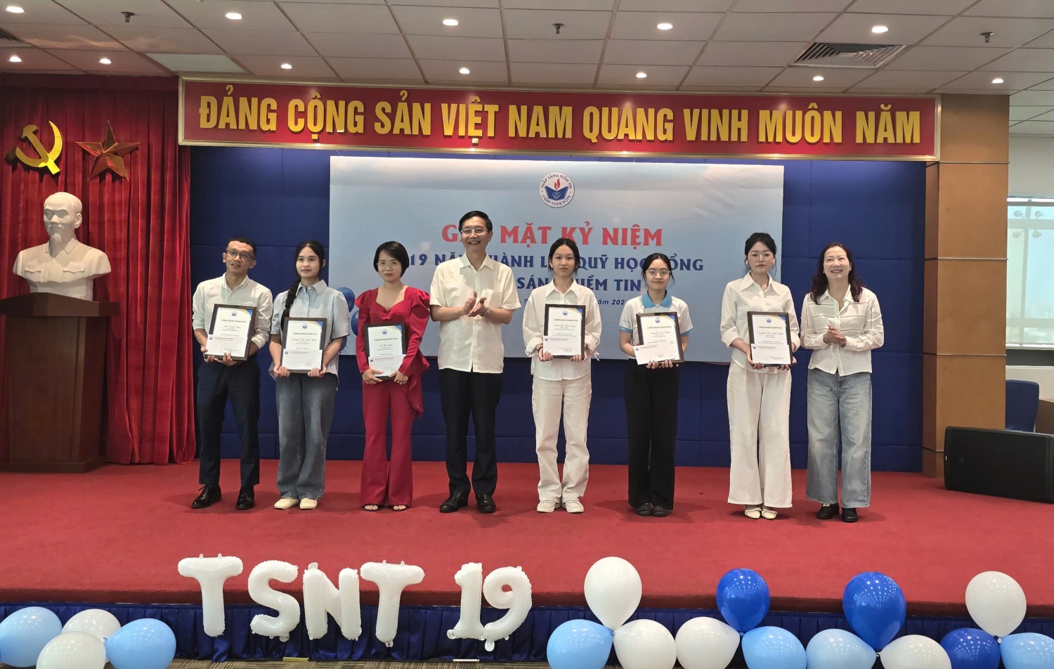 Ông Trần Quang Dũng, Phó Bí thư Thường trực Đảng ủy Petrovietnam - Ủy viên hội đồng quản lý Quỹ học bổng Thắp Sáng Niềm Tin trao thưởng cho cuộc thi 