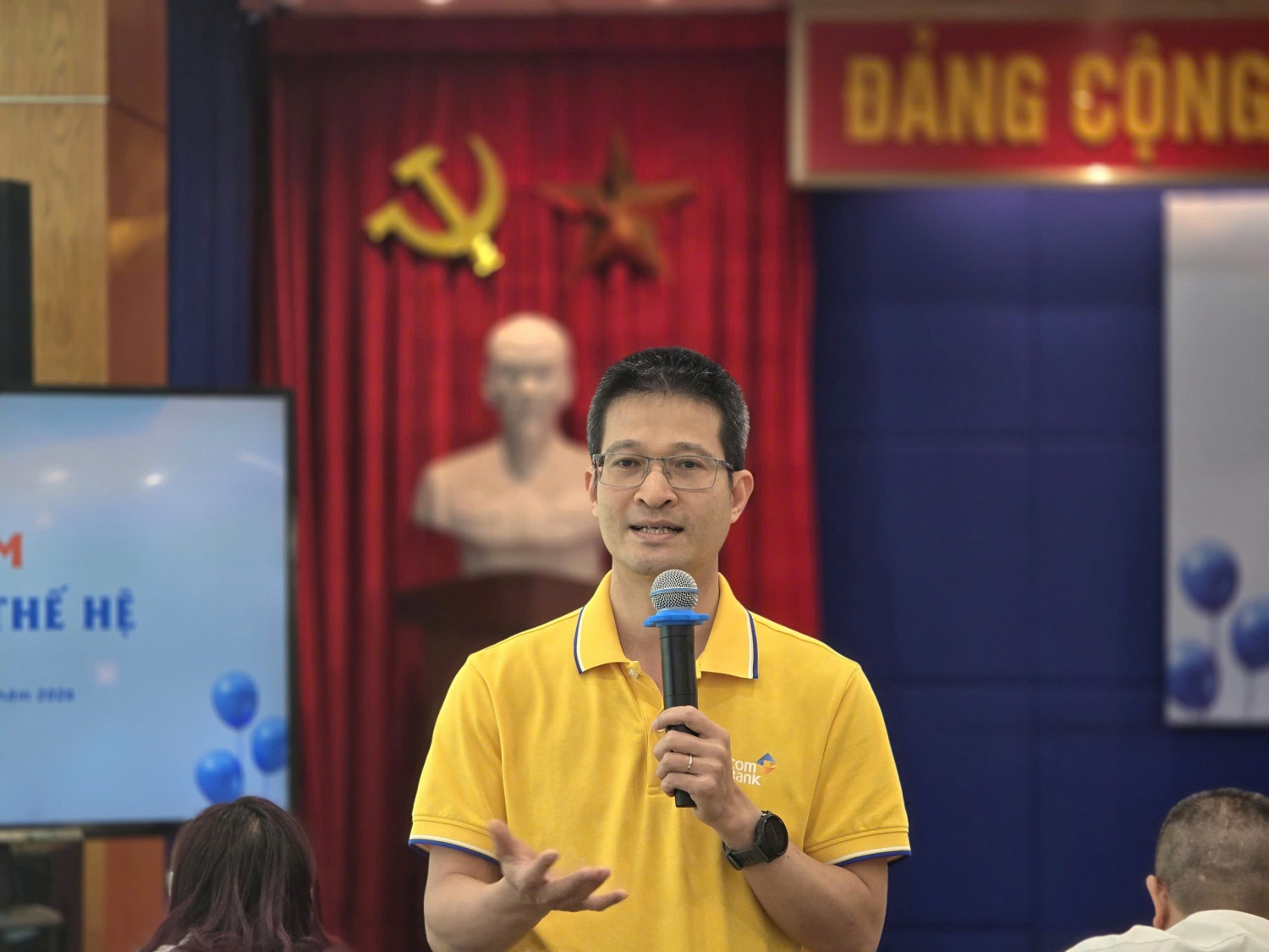 Ông Triệu Văn Nghị - Ủy viên Ban Chấp hành Đảng bộ, Trưởng Ban Kiểm soát PVcomBank xúc động chia sẻ: Dù đã nhiều năm đồng hành cùng Quỹ học bổng Thắp Sáng Niềm Tin nhưng mỗi lần lắng nghe câu chuyện của các sinh viên, ông vẫn không khỏi nghẹn ngào.
