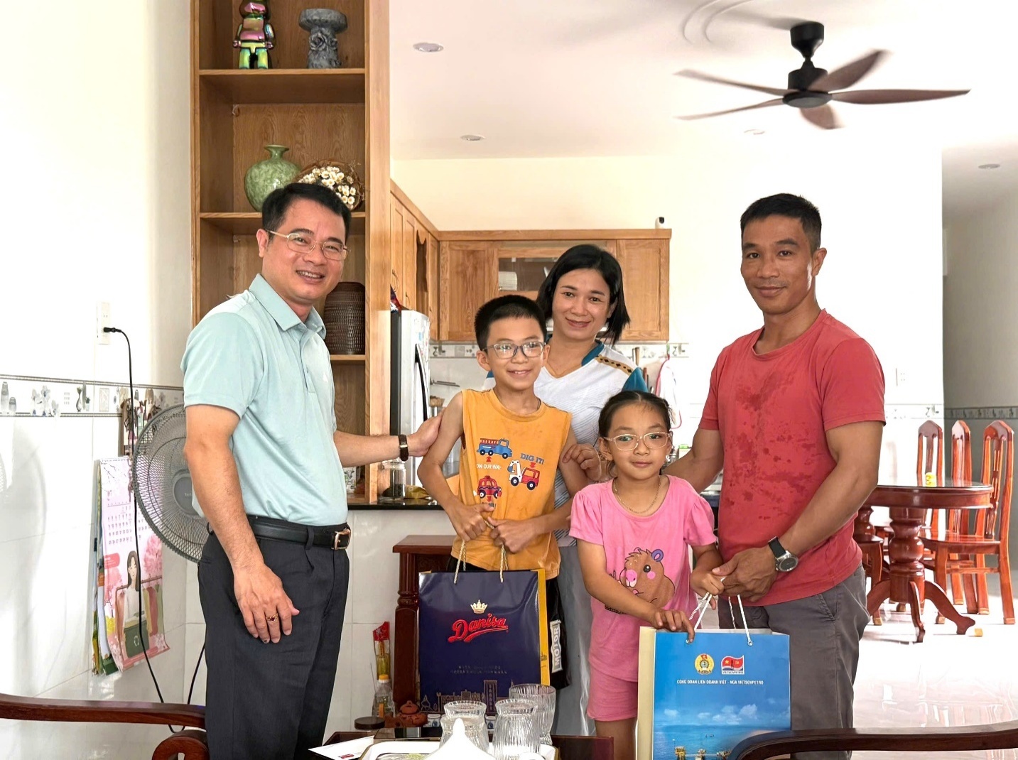 Chủ tịch Công đoàn Vietsovpetro Hoàng Phúc Long thăm hỏi, động viên gia đình đoàn viên Xí nghiệp Xây lắp.