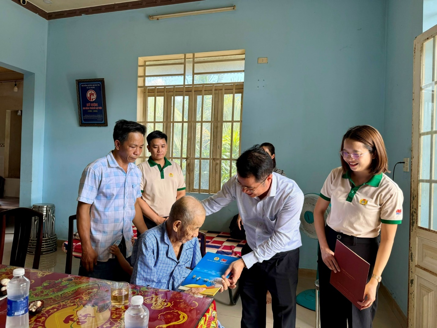 Chủ tịch Công đoàn Vietsovpetro thăm hỏi, động viên gia đình đoàn viên Khu nghỉ dưỡng Vietsovpetro.