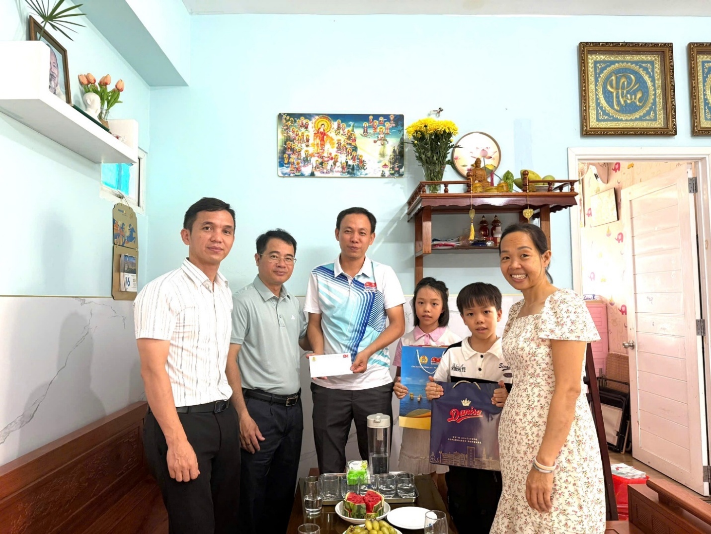 Chủ tịch Công đoàn Vietsovpetro thăm hỏi, động viên gia đình đoàn viên Xí nghiệp Khai thác Dầu khí.