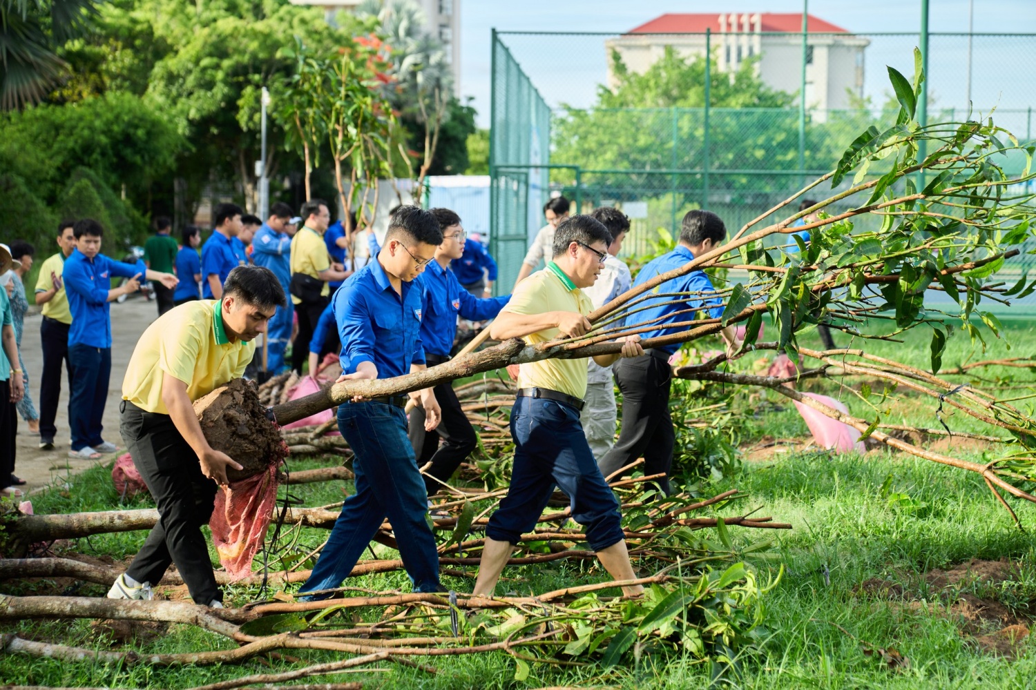 Không khí ra quân diễn ra sôi nổi, thể hiện tinh thần đoàn kết, trách nhiệm.