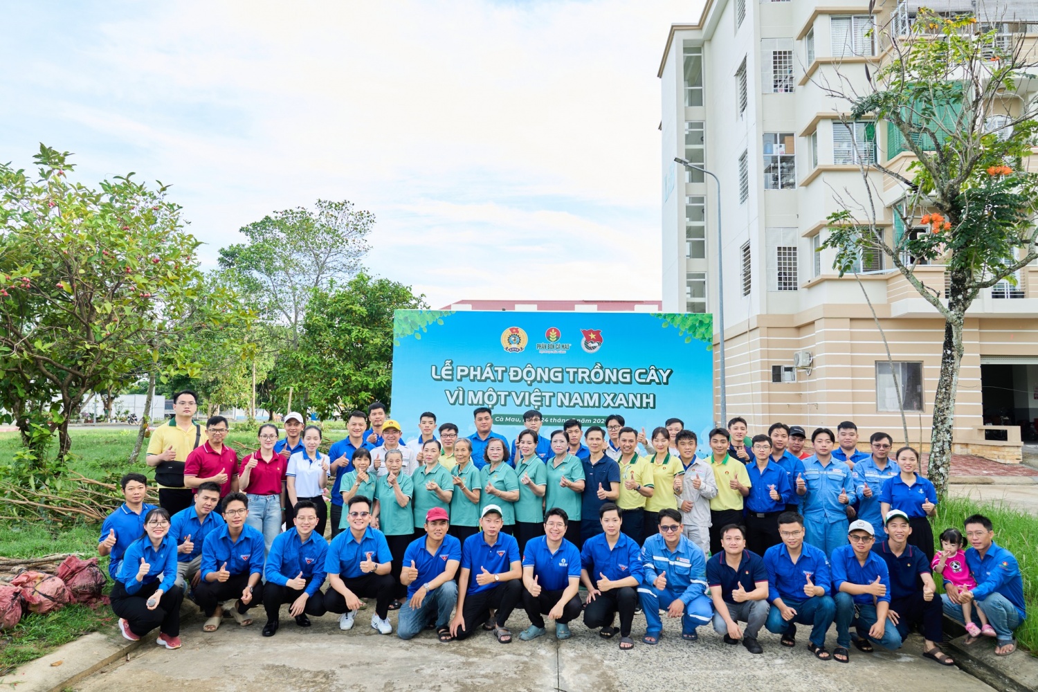Lễ phát động trồng cây “Vì một Việt Nam xanh”.