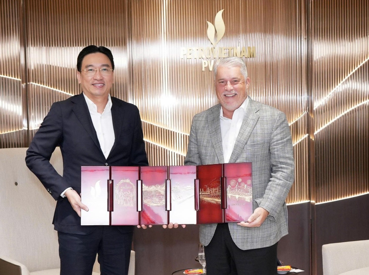 PV GAS trao đổi hợp tác với Tập đoàn Nebula Energy (Hoa Kỳ) - Ảnh: Ông Nguyễn Thanh Bình – Chủ tịch HĐQT PV GAS tặng quà lưu niệm cho ông Peter Gibson – Chủ tịch Tập đoàn Nebula Energy trong chuyến thăm và làm việc của Tập đoàn Nebula tại PV GAS
