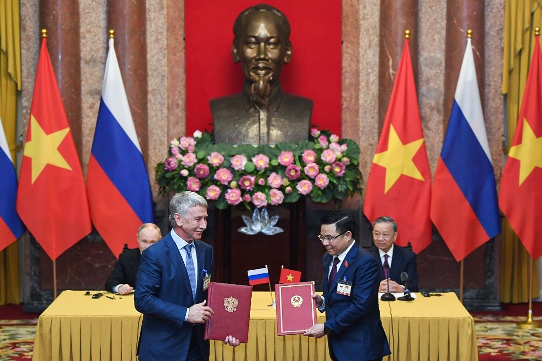 Chủ tịch nước Việt Nam Tô Lâm và Tổng thống Liên bang Nga Vladimir Putin chứng kiến lễ trao Bản ghi nhớ về hợp tác tại Việt Nam giữa Petrovietnam và Công ty cổ phần Novatek. năm 2024.
