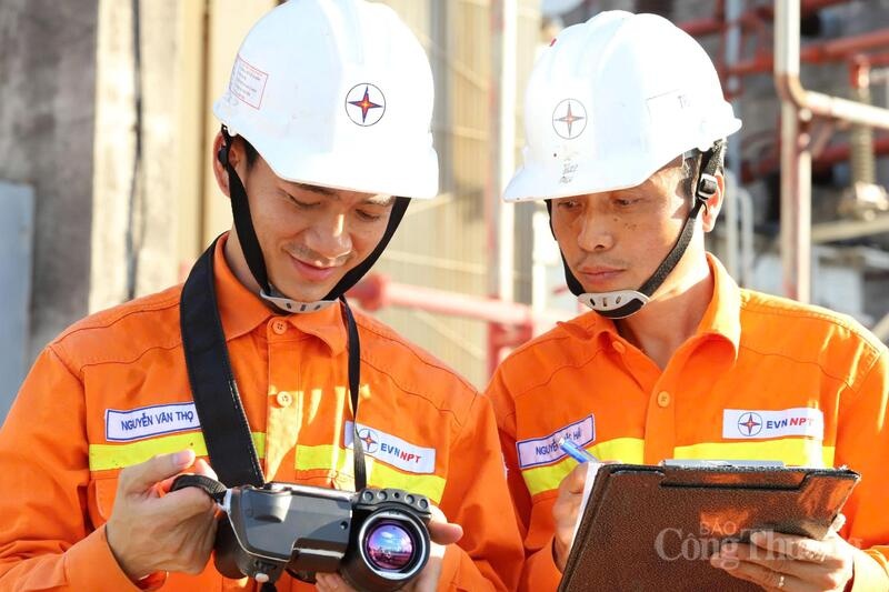 Để đảm bảo hệ thống truyền tải ổn định, các cán bộ, công nhân kỹ thuật trực tại TBA 500kV Thường Tín thường xuyên phải kiểm tra nhiệt độ của các máy biến áp để kịp thời xử lý khi phát hiện các nguy cơ sự cố có thể xảy ra do mang tải cao và nắng nóng. Ảnh: Mạnh Hùng