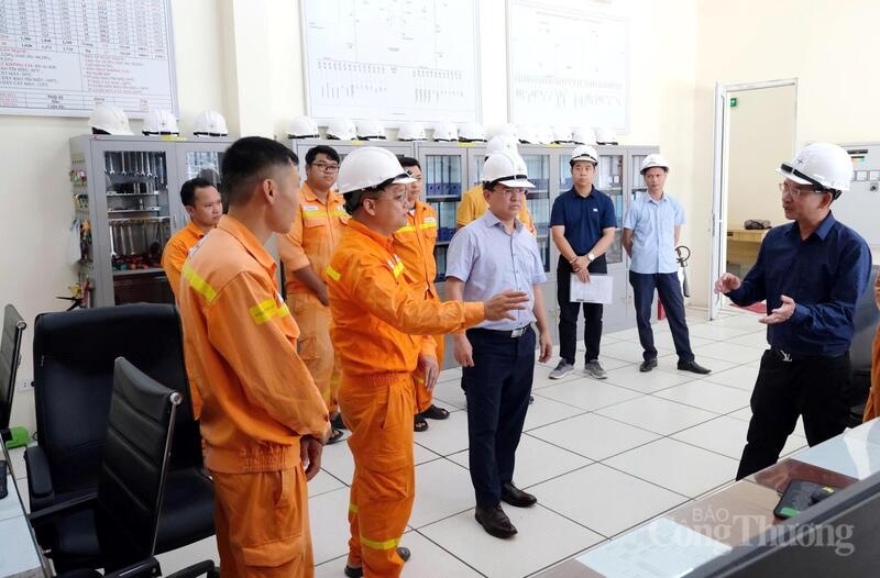 Lãnh đạo Công ty Truyền tải điện 1 đã đi kiểm tra công tác vận hành tại TBA 500kV Vĩnh Yên vào trưa ngày 26/5