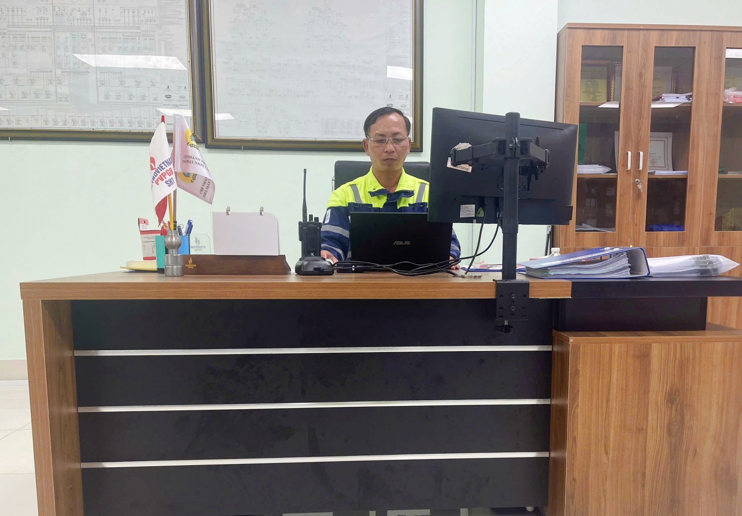 Anh Phạm Lê Anh không ngại khó khăn, đối mặt với các sự cố của tổ máy để bình tĩnh xử lý an toàn, bảo đảm nhà máy hoạt động ổn định, hiệu quả.