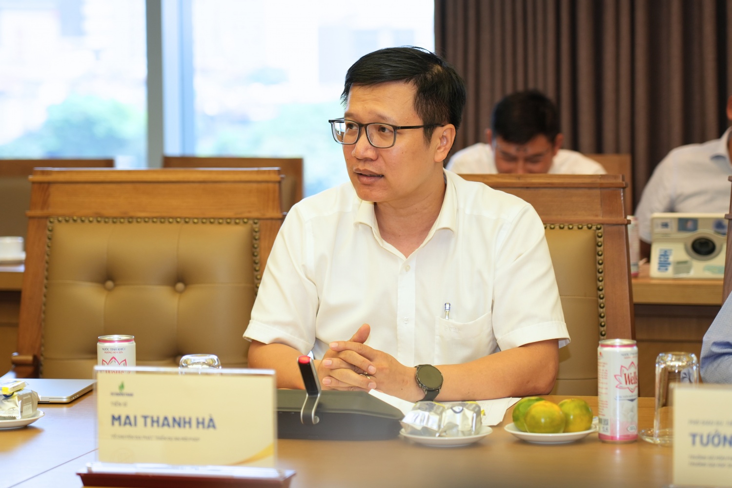 Các chuyên gia STEM, hiệu trưởng các trường THPT, THCS sử dụng phòng học STEM thảo luận tại tọa đàm
