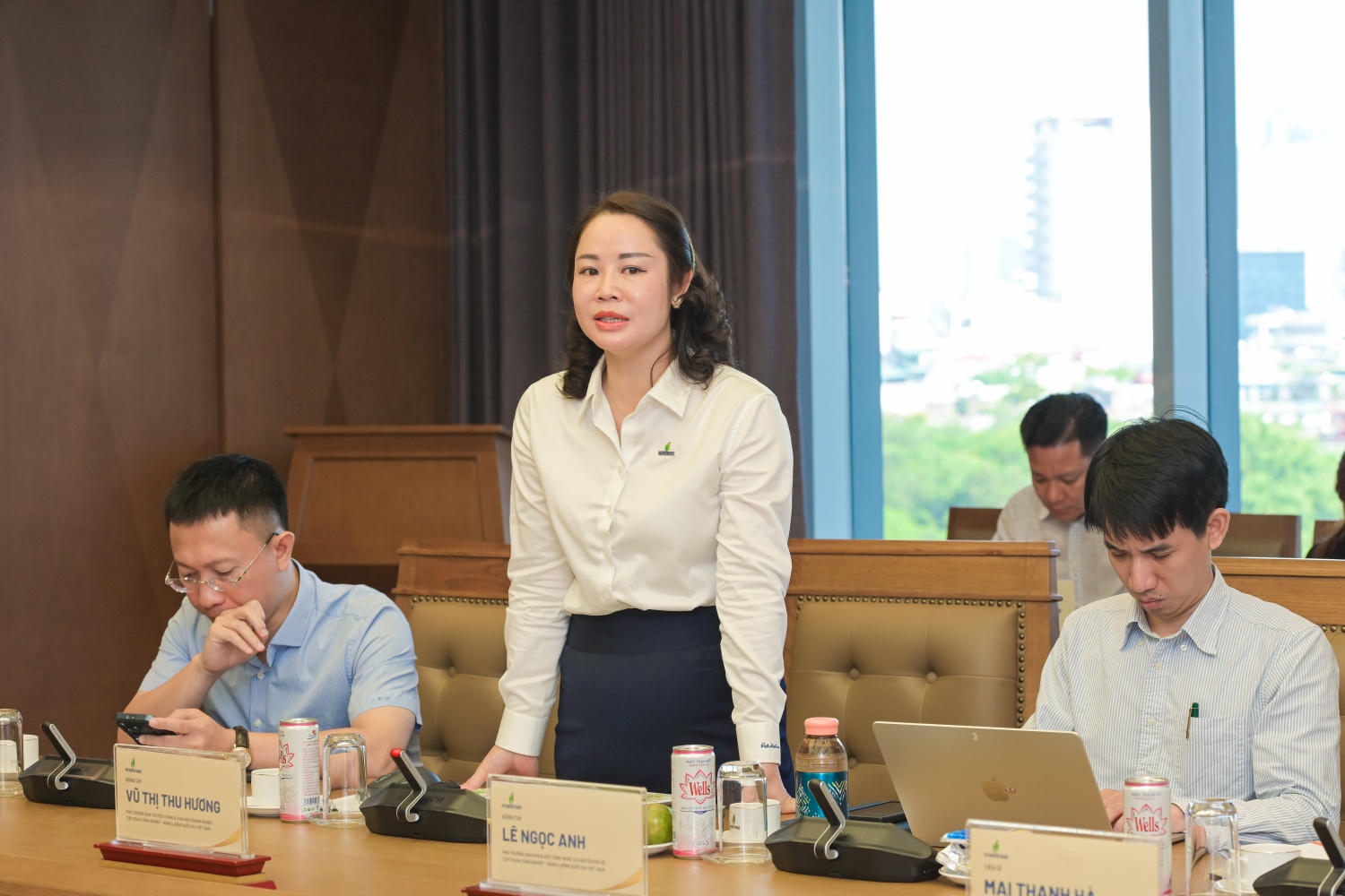 Đồng chí Vũ Thị Thu Hương - Phó Trưởng Ban Truyền thông - Văn hóa Doanh nghiệp Petrovietnam báo cáo tại Tọa đàm.
