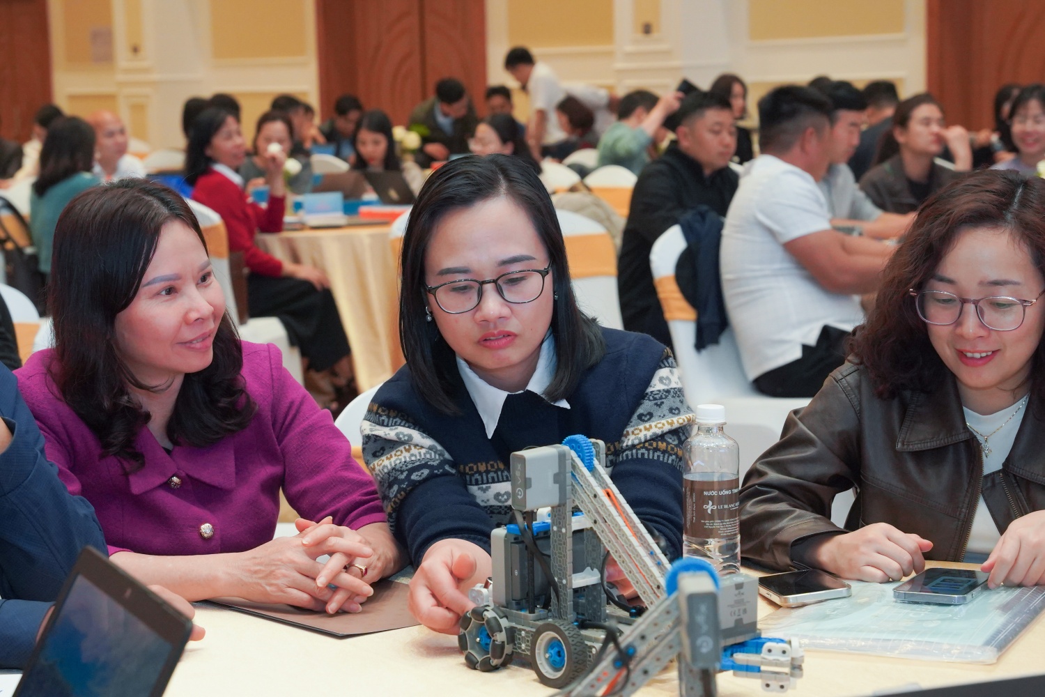 Các thầy cô giáo thực hành nghiên cứu các sản phẩm STEM tại buổi tập huấn STEM Innovation Petrovietnam.