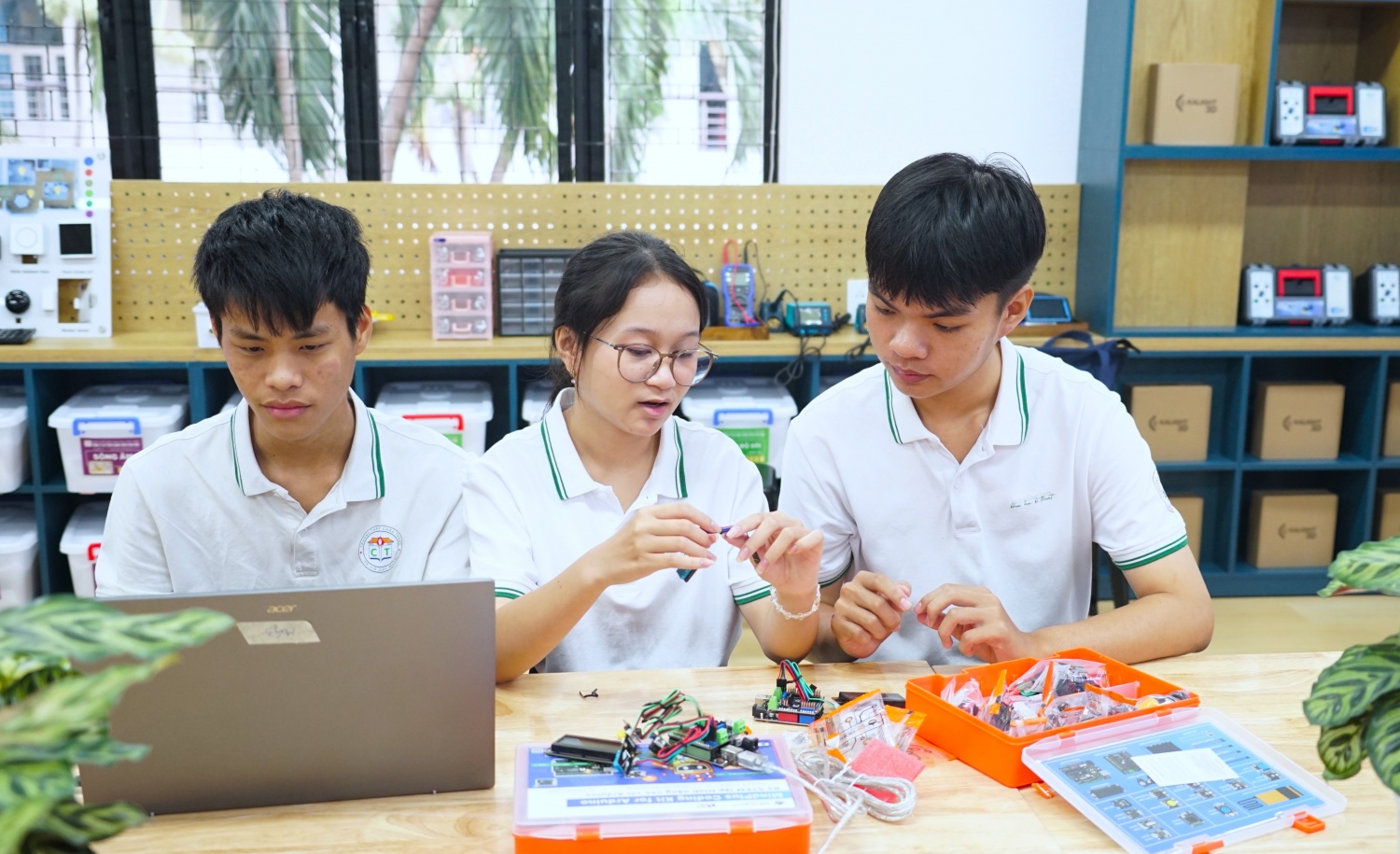 Học sinh Trường THPT Châu Thành trong tiết học thực hành tại phòng STEM Innovation Petrovietnam.