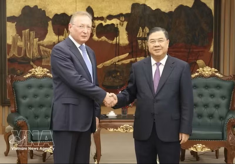 Permanent Deputy Prime Minister Pham Gia Tuc (R) receives Zarubezhneft General Director Sergey Kudryashov in Ha Noi on May 27. (Photo: VNA)